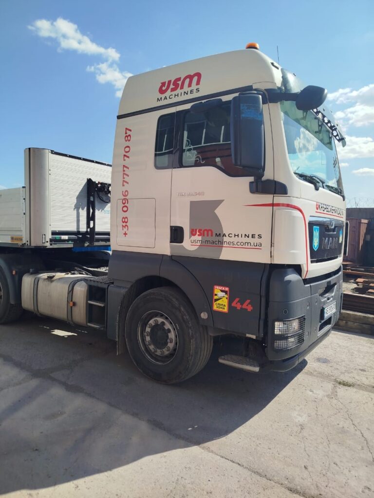 Тягач із бортовим напівпричепом