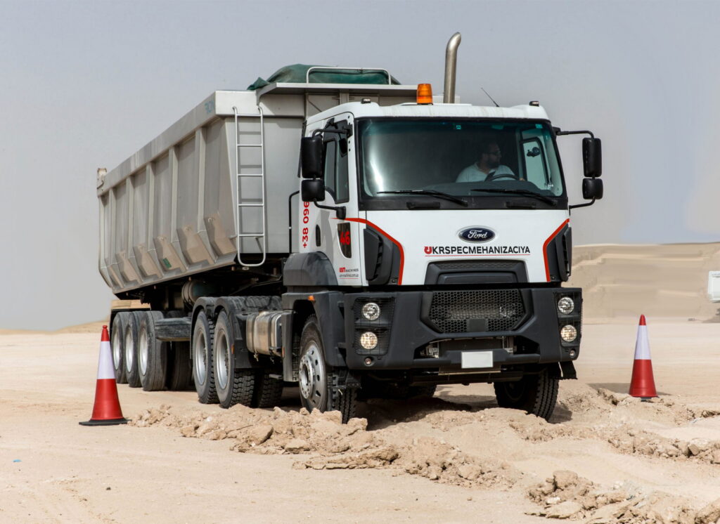 Тягач із самоскидним напівпричепом