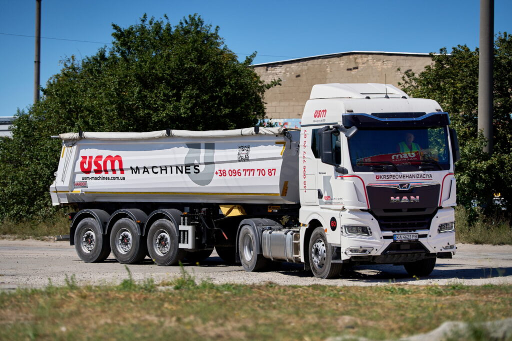 Тягач із самоскидним напівпричепом