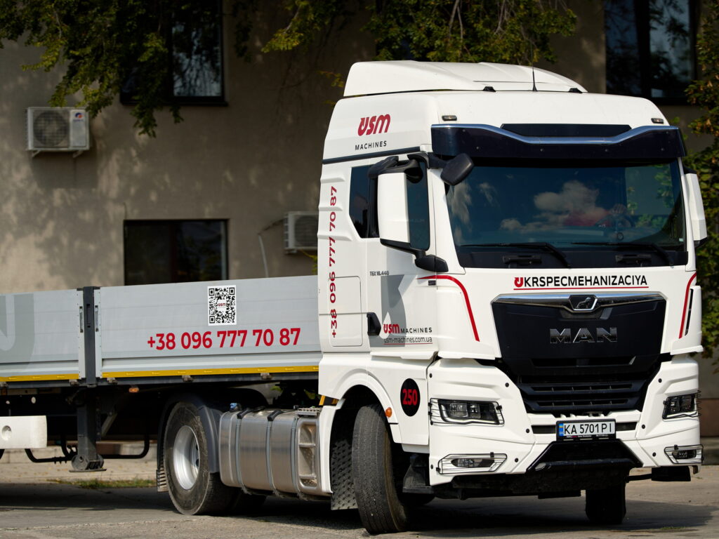 Тягач із бортовим напівпричепом